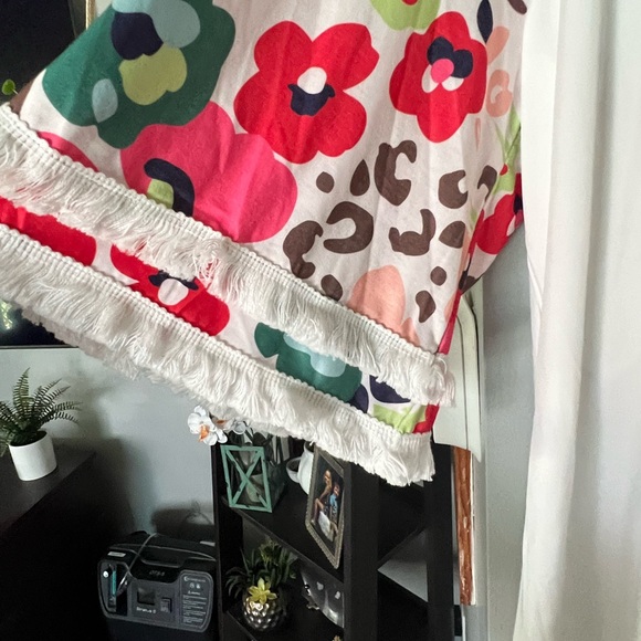 Pretty white top with colorful flowered short layered sleeves. With fringe - Picture 3 of 4